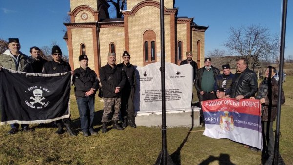 СПОМЕНИК ОД БЕЛОГ МЕРМЕРА: У знак сећања на Левачке четнике и Дражу Михаиловића СПОМЕНИК ОД БЕЛОГ МЕРМЕРА: У знак сећања на Левачке четнике и Дражу Михаиловића
