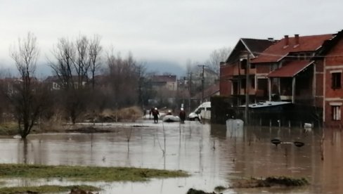 СПАСАВАЈУ СТОКУ И ГОЛЕ ЖИВОТЕ: Мука житеља села Рсовци, вода изнад колена, беже пред подивљалом реком Височицом (ФОТО) СПАСАВАЈУ СТОКУ И ГОЛЕ ЖИВОТЕ: Мука житеља села Рсовци, вода изнад колена, беже пред подивљалом реком Височицом (ФОТО)