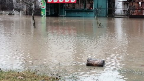 U TOKU JE SPASAVANJE ŽENE (86) U ŽITORAĐI: Zbog poplave je zarobljena u kući, vatrogasci su na terenu U TOKU JE SPASAVANJE ŽENE (86) U ŽITORAĐI: Zbog poplave je zarobljena u kući, vatrogasci su na terenu