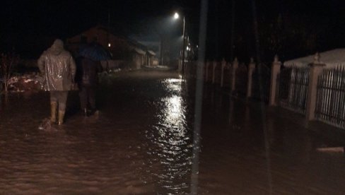 BESANA NOĆ U SELU ŠIŠAVA: Poplavljeno dvadeset dvorišta, voda ušla u dve kuće (FOTO) BESANA NOĆ U SELU ŠIŠAVA: Poplavljeno dvadeset dvorišta, voda ušla u dve kuće (FOTO)