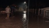 БЕСАНА НОЋ У СЕЛУ ШИШАВА: Поплављено двадесет дворишта, вода ушла у две куће (ФОТО) БЕСАНА НОЋ У СЕЛУ ШИШАВА: Поплављено двадесет дворишта, вода ушла у две куће (ФОТО)