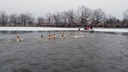 TRADICIONALNO PLIVANJE: U Kikindi trka za časni krst na Starom jezeru sedmu godinu uzastopno TRADICIONALNO PLIVANJE: U Kikindi trka za časni krst na Starom jezeru sedmu godinu uzastopno