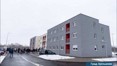 USELJENO 40 IZBEGLIČKIH PORODICA: U novoizgrađenoj zgradi u Pančevačkoj ulici uručeni ključevi korisnicima (FOTO) USELJENO 40 IZBEGLIČKIH PORODICA: U novoizgrađenoj zgradi u Pančevačkoj ulici uručeni ključevi korisnicima (FOTO)