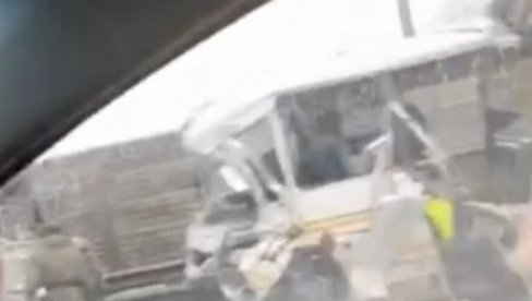 (УЗНЕМИРУЈУЋИ ВИДЕО) СТРАВИЧНА НЕСРЕЋА У РУСИЈИ: Камион ударио у четири војна аутобуса, има погинулих (УЗНЕМИРУЈУЋИ ВИДЕО) СТРАВИЧНА НЕСРЕЋА У РУСИЈИ: Камион ударио у четири војна аутобуса, има погинулих