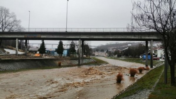 ПРОГЛАШЕНА ВАНРЕДНА СИТУАЦИЈА У ВЛАДИЧИНОМ ХАНУ: Њиве и дворишта под водом, саобраћај се одвија отежано ПРОГЛАШЕНА ВАНРЕДНА СИТУАЦИЈА У ВЛАДИЧИНОМ ХАНУ: Њиве и дворишта под водом, саобраћај се одвија отежано