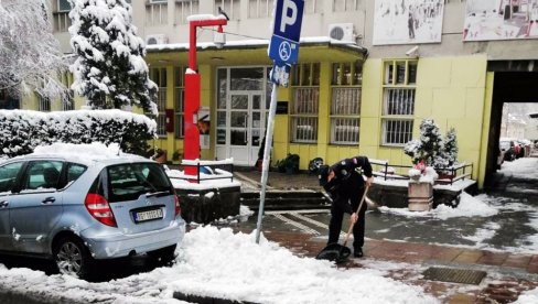 POLICIJA POMAŽE GRAĐANIMA: Pripadnici MUP u Beogradu samoinicijativno se organizovali da očiste sneg (FOTO) POLICIJA POMAŽE GRAĐANIMA: Pripadnici MUP u Beogradu samoinicijativno se organizovali da očiste sneg (FOTO)
