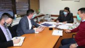 ЗАБРИНУТ ЗБОГ „КАДРИРАЊА“: Петровић посетио Аграрни фонд Града Бијељина ЗАБРИНУТ ЗБОГ „КАДРИРАЊА“: Петровић посетио Аграрни фонд Града Бијељина