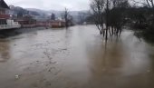 РЕКА ОДНЕЛА ДВА МОСТА У ПРИБОЈУ: Поплављено више кућа, ванредно у Владичином Хану (ВИДЕО) РЕКА ОДНЕЛА ДВА МОСТА У ПРИБОЈУ: Поплављено више кућа, ванредно у Владичином Хану (ВИДЕО)