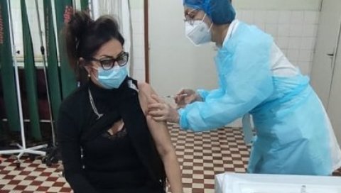 ПРВЕ ВАКЦИНЕ СТИГЛЕ У ЗРЕЊАНИН: Главна сестра примером апеловала на колеге да се вакцинишу (ФОТО) ПРВЕ ВАКЦИНЕ СТИГЛЕ У ЗРЕЊАНИН: Главна сестра примером апеловала на колеге да се вакцинишу (ФОТО)