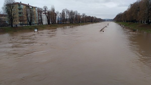 ХАОС ЗБОГ ПОПЛАВА У ПИРОТСКОМ ОКРУГУ: Вода преко пруге, у прекиду саобраћај на више праваца (ФОТО) ХАОС ЗБОГ ПОПЛАВА У ПИРОТСКОМ ОКРУГУ: Вода преко пруге, у прекиду саобраћај на више праваца (ФОТО)