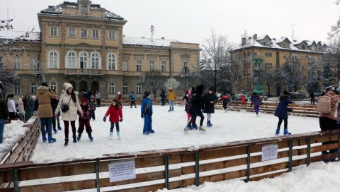 ДА ЛИ ЋЕ ЗИМСКИ РАСПУСТ ДА ТРАЈЕ ДУЖЕ? Последње три године ђаци ван клупа дуже од планираног, опет могућ исти сценарио ДА ЛИ ЋЕ ЗИМСКИ РАСПУСТ ДА ТРАЈЕ ДУЖЕ? Последње три године ђаци ван клупа дуже од планираног, опет могућ исти сценарио