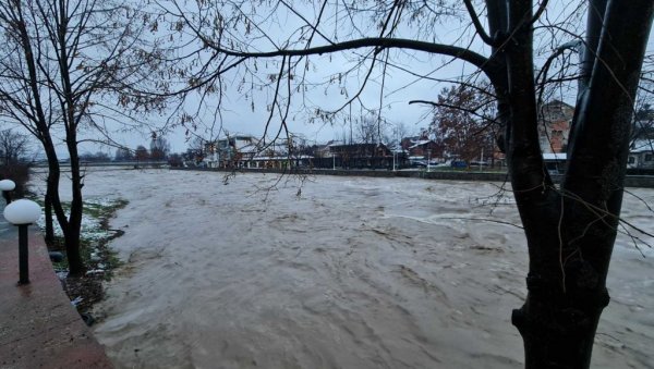 СТАГНИРА ВОДОСТАЈ У СЛИВУ ВЛАСИНЕ: Последице поплава велике, наставља се борба са природном стихијом СТАГНИРА ВОДОСТАЈ У СЛИВУ ВЛАСИНЕ: Последице поплава велике, наставља се борба са природном стихијом