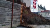 ЗЕМЉА СЕ ОБРУШИЛА НА МАГИСТРАЛУ: После вишедневних киша кренула клизишта на Топлој ЗЕМЉА СЕ ОБРУШИЛА НА МАГИСТРАЛУ: После вишедневних киша кренула клизишта на Топлој
