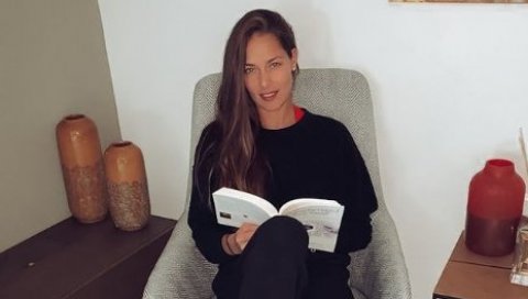КОЈА ЈЕ АНИНА ОМИЉЕНА КЊИГА? Прелепа Српкиња је просто обожава (ФОТО) КОЈА ЈЕ АНИНА ОМИЉЕНА КЊИГА? Прелепа Српкиња је просто обожава (ФОТО)