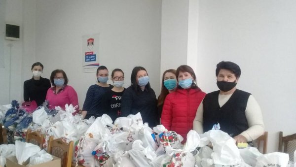 РАДОСТ ЗА СВЕ: Пакетићи за 140 малишана са сметњама у развоју и социјално угроженим РАДОСТ ЗА СВЕ: Пакетићи за 140 малишана са сметњама у развоју и социјално угроженим