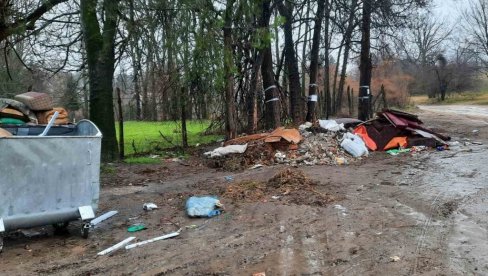 RUŽNA SLIKA IZ DEVOJAČKOG BUNARA: Nesavesni vikendaši bacali kabasti otpad na poznatom izletištu u Alibunaru RUŽNA SLIKA IZ DEVOJAČKOG BUNARA: Nesavesni vikendaši bacali kabasti otpad na poznatom izletištu u Alibunaru