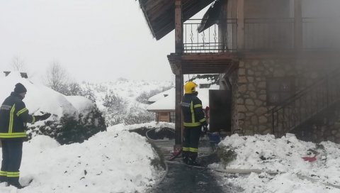 УГАШЕН ПОЖАР У ЕТНО СЕЛУ: Ватрогасци се изборили са ватром, нема повређених УГАШЕН ПОЖАР У ЕТНО СЕЛУ: Ватрогасци се изборили са ватром, нема повређених