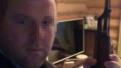 У РУКАМА ДРЖИ ПУШКУ: Ово је човек који је оставио језиве претње на Инстаграм профилу председника Вучића (ФОТО) У РУКАМА ДРЖИ ПУШКУ: Ово је човек који је оставио језиве претње на Инстаграм профилу председника Вучића (ФОТО)