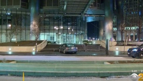 NOVI INCIDENT U SAD: Žena se automobilom zakucala u ogradu kod Trampove kule! (VIDEO) NOVI INCIDENT U SAD: Žena se automobilom zakucala u ogradu kod Trampove kule! (VIDEO)