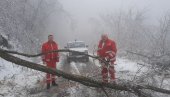 HEROJ IZ DOMA ZDRAVLJA Motornom testerom do pacijenta: Pešačio pet kilometara kako bi uklonio prepreku i stigao do čoveka (VIDEO)