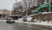 ДИВЉА ГРАДЊА НА ВОЈНОЈ ЗЕМЉИ: Инвеститори узурпирали брдо и део касарне у Новом Пазару ДИВЉА ГРАДЊА НА ВОЈНОЈ ЗЕМЉИ: Инвеститори узурпирали брдо и део касарне у Новом Пазару
