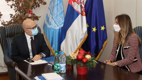 ДИРЕКТОРКА ЕИБ У ОПРОШТАЈНОЈ ПОСЕТИ НОВОМ САДУ: Сарадња побољшала квалитет живота Новосађана ДИРЕКТОРКА ЕИБ У ОПРОШТАЈНОЈ ПОСЕТИ НОВОМ САДУ: Сарадња побољшала квалитет живота Новосађана