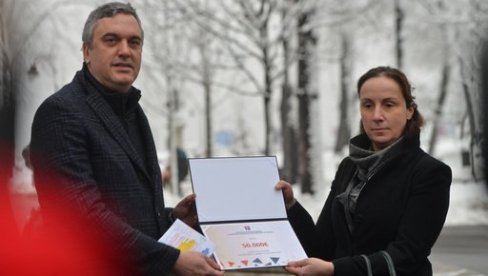 ПКС ПОМАЖЕ ХРВАТСКОЈ СА 50.000 ЕВРА: Помоћ симболично уручена код споменика чији је аутор рођен у Мајским Пољанама (ФОТО) ПКС ПОМАЖЕ ХРВАТСКОЈ СА 50.000 ЕВРА: Помоћ симболично уручена код споменика чији је аутор рођен у Мајским Пољанама (ФОТО)
