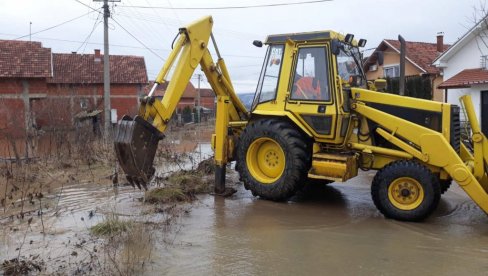 ХУМАНОСТ ЈАЧА ОД ПОПЛАВА: Инжењер из Пирота на располагању суграђанима у невољи (ФОТО) ХУМАНОСТ ЈАЧА ОД ПОПЛАВА: Инжењер из Пирота на располагању суграђанима у невољи (ФОТО)