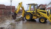 ХУМАНОСТ ЈАЧА ОД ПОПЛАВА: Инжењер из Пирота на располагању суграђанима у невољи (ФОТО) ХУМАНОСТ ЈАЧА ОД ПОПЛАВА: Инжењер из Пирота на располагању суграђанима у невољи (ФОТО)