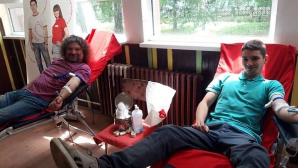 ХУМАНИ ДРЕНОВЧАНИ ДАНАС ДОНИРАЈУ КРВ: Прва овогодишња акција организује се уочи српске Нове године ХУМАНИ ДРЕНОВЧАНИ ДАНАС ДОНИРАЈУ КРВ: Прва овогодишња акција организује се уочи српске Нове године