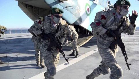 БЕЗ СТРАХА ОД Ф-35 И Ф-22: Корпус иранске револуционарне гарде показује мишиће у Персијском заливу (ВИДЕО) БЕЗ СТРАХА ОД Ф-35 И Ф-22: Корпус иранске револуционарне гарде показује мишиће у Персијском заливу (ВИДЕО)