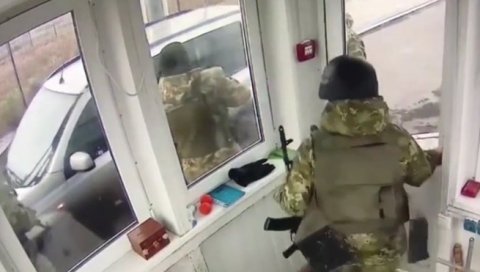 УКРАЈИНАЦ ПОКУШАО ДА ПРОБИЈЕ ГРАНИЦУ И УЂЕ НА КРИМ: Погледајте шта се онда десило (ВИДЕО) УКРАЈИНАЦ ПОКУШАО ДА ПРОБИЈЕ ГРАНИЦУ И УЂЕ НА КРИМ: Погледајте шта се онда десило (ВИДЕО)