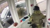 УКРАЈИНАЦ ПОКУШАО ДА ПРОБИЈЕ ГРАНИЦУ И УЂЕ НА КРИМ: Погледајте шта се онда десило (ВИДЕО) УКРАЈИНАЦ ПОКУШАО ДА ПРОБИЈЕ ГРАНИЦУ И УЂЕ НА КРИМ: Погледајте шта се онда десило (ВИДЕО)