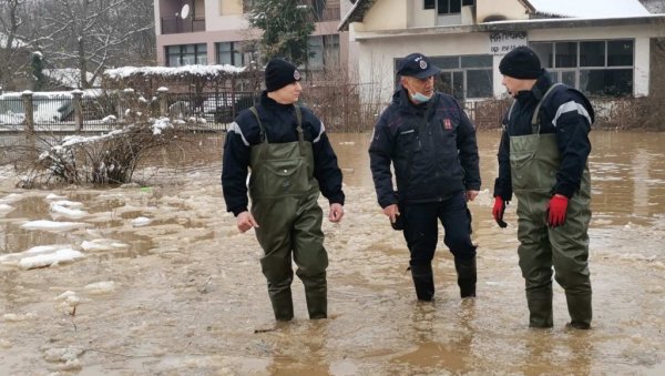 НОВОСТИ НА ЛИЦУ МЕСТА: Поплава у Ђунису, допрема се прва помоћ угроженим домаћинствима (ФОТО/ВИДЕО) НОВОСТИ НА ЛИЦУ МЕСТА: Поплава у Ђунису, допрема се прва помоћ угроженим домаћинствима (ФОТО/ВИДЕО)
