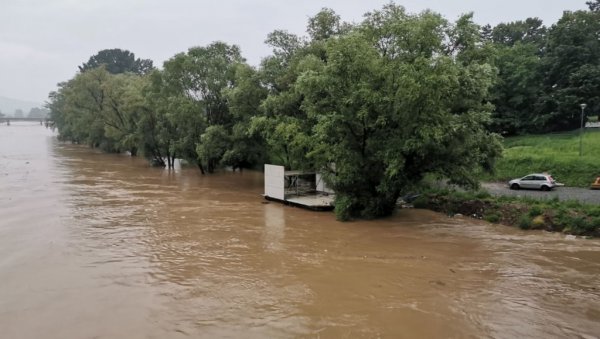 ДРАМА НА ЗАПАДНОЈ МОРАВИ: Преврнула се скела, у реку упало пет људи, једна особа нестала! ДРАМА НА ЗАПАДНОЈ МОРАВИ: Преврнула се скела, у реку упало пет људи, једна особа нестала!