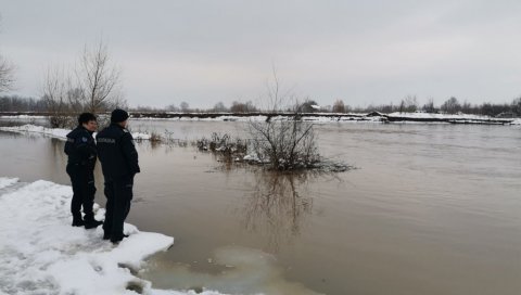 ПРВЕ ФОТОГРАФИЈЕ СА МЕСТА ГДЕ ЈЕ НЕСТАО РАШКО: Ни трага ни гласа од мушкарца, полиција на терену! (ФОТО/ВИДЕО) ПРВЕ ФОТОГРАФИЈЕ СА МЕСТА ГДЕ ЈЕ НЕСТАО РАШКО: Ни трага ни гласа од мушкарца, полиција на терену! (ФОТО/ВИДЕО)