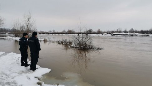 VOZAČ SLETEO U REKU? Dramatične scene kod Kruševca, policija traga za vozilom! VOZAČ SLETEO U REKU? Dramatične scene kod Kruševca, policija traga za vozilom!
