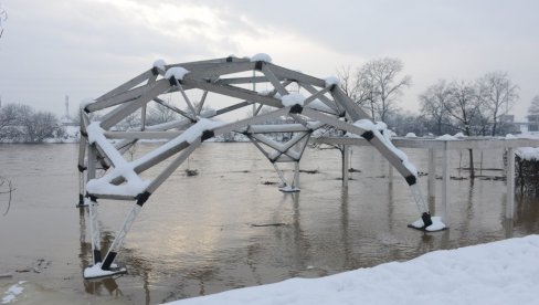 VANREDNA ODBRANA OD POPLAVA NA IBRU KOD KRALJEVA: Zaštićeni bunari (FOTO) VANREDNA ODBRANA OD POPLAVA NA IBRU KOD KRALJEVA: Zaštićeni bunari (FOTO)