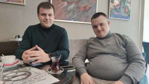 ЕМИР РАДИ И ХОЋЕ ДА СЕ ЖЕНИ: Младић с дауновим синдромом брзо постао омиљени конобар у Новом Пазару ЕМИР РАДИ И ХОЋЕ ДА СЕ ЖЕНИ: Младић с дауновим синдромом брзо постао омиљени конобар у Новом Пазару