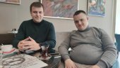 ЕМИР РАДИ И ХОЋЕ ДА СЕ ЖЕНИ: Младић с дауновим синдромом брзо постао омиљени конобар у Новом Пазару
