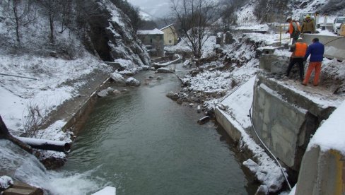 СИТУАЦИЈА НА ЈУГУ АЛАРМАНТНА: Села на подручју Пољанице код Врања одсечена од света СИТУАЦИЈА НА ЈУГУ АЛАРМАНТНА: Села на подручју Пољанице код Врања одсечена од света