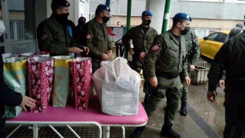 ОБРАДОВАЛИ МАЛИШАНЕ: Одред нишке Жандармерије већ девет година поклањају пакетиће уочи Православне Нове године ОБРАДОВАЛИ МАЛИШАНЕ: Одред нишке Жандармерије већ девет година поклањају пакетиће уочи Православне Нове године