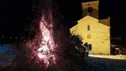БЕРАНЦИ ДОЧЕКУЈЕ ПРАВОСЛАВНУ НОВУ ГОДИНУ: Бадњаци наложени пред Ђурђевим ступовима (ВИДЕО) БЕРАНЦИ ДОЧЕКУЈЕ ПРАВОСЛАВНУ НОВУ ГОДИНУ: Бадњаци наложени пред Ђурђевим ступовима (ВИДЕО)
