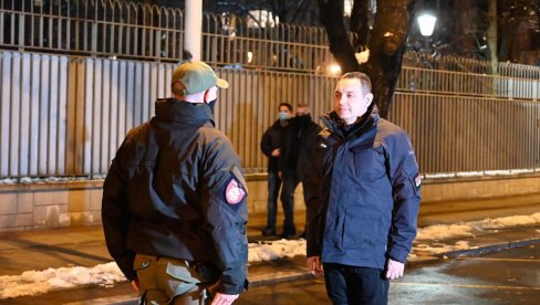 ЖЕЛИМ ВАМ ГОДИНУ МИРА, ГОДИНУ ПОБЕДА: Министар Вулин полицијским службеницима честитао српску Нову годину (ФОТО/ВИДЕО) ЖЕЛИМ ВАМ ГОДИНУ МИРА, ГОДИНУ ПОБЕДА: Министар Вулин полицијским службеницима честитао српску Нову годину (ФОТО/ВИДЕО)