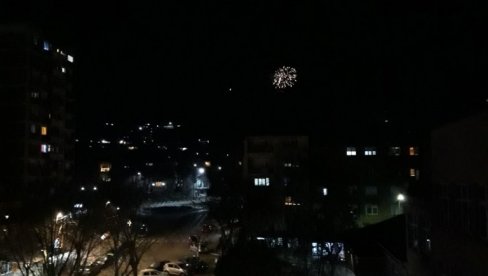 ВАТРОМЕТ У КОСОВСКОЈ МИТРОВИЦИ И ЗВЕЧАНУ: На Косову и Метохији дочекана српска Нова година, Петковић упутио честитку ВАТРОМЕТ У КОСОВСКОЈ МИТРОВИЦИ И ЗВЕЧАНУ: На Косову и Метохији дочекана српска Нова година, Петковић упутио честитку