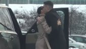 ПАО И ПРВИ ЈАВНИ ПОЉУБАЦ: Цеца не крије новог дечка, држе се за руке усред дана (ФОТО) ПАО И ПРВИ ЈАВНИ ПОЉУБАЦ: Цеца не крије новог дечка, држе се за руке усред дана (ФОТО)