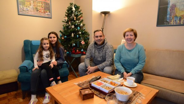 БИЋЕ СЛАВЉА ДОГОДИНЕ: У скромној атмосфери Краљевчани дочелаки православну Нову годину БИЋЕ СЛАВЉА ДОГОДИНЕ: У скромној атмосфери Краљевчани дочелаки православну Нову годину