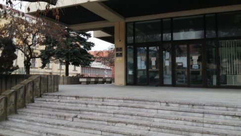 INCIDENT NA ROČIŠTU U VRANJSKOM SUDU: Maloletnica napala stražara INCIDENT NA ROČIŠTU U VRANJSKOM SUDU: Maloletnica napala stražara