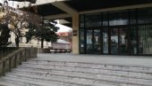 INCIDENT NA ROČIŠTU U VRANJSKOM SUDU: Maloletnica napala stražara INCIDENT NA ROČIŠTU U VRANJSKOM SUDU: Maloletnica napala stražara