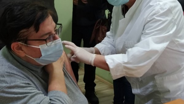 СТИГЛО 75 ДОЗА: Почела вакцинација здравствених радника у Борском округу СТИГЛО 75 ДОЗА: Почела вакцинација здравствених радника у Борском округу